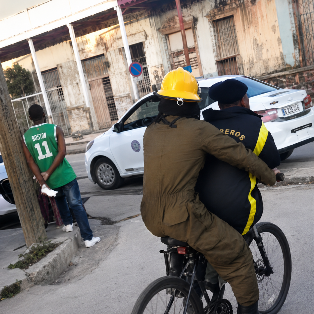 Bomberos cubanos habrían llegado en bicicleta a un incendio en plena crisis de combustible
