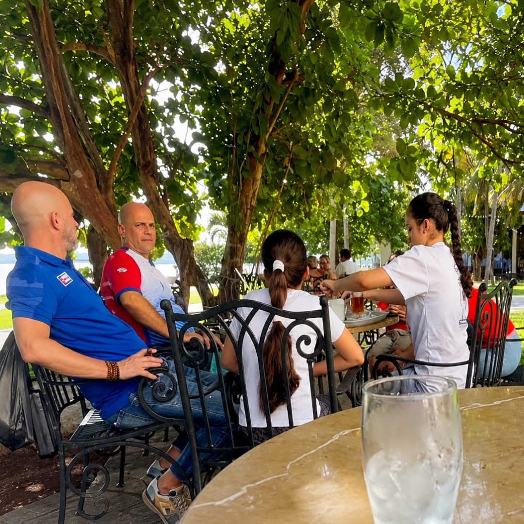 Privilegios en la cúpula: Captan a Gerardo Hernández de tragos y puros en el Hotel Nacional tras pedir "resistencia" al pueblo