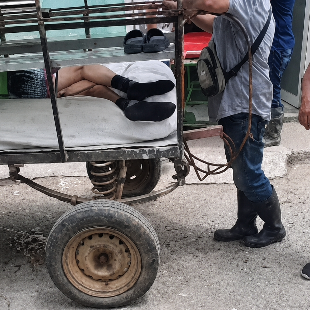 Crisis sanitaria en Sancti Spíritus: Paciente es trasladado en carretón ante falta de ambulancias